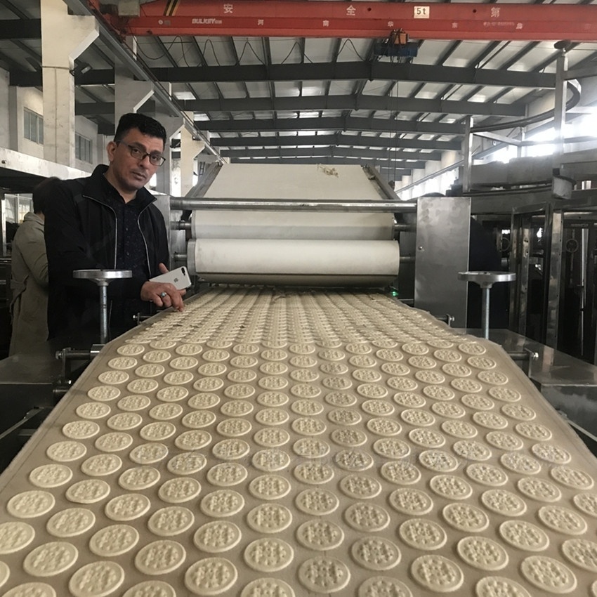 What are the key points for maintaining a fully automatic sandwich cookie machine?